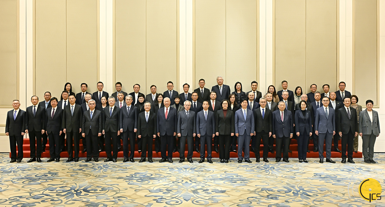行政长官岑浩辉与澳区全国人大代表和全国政协委员合影。