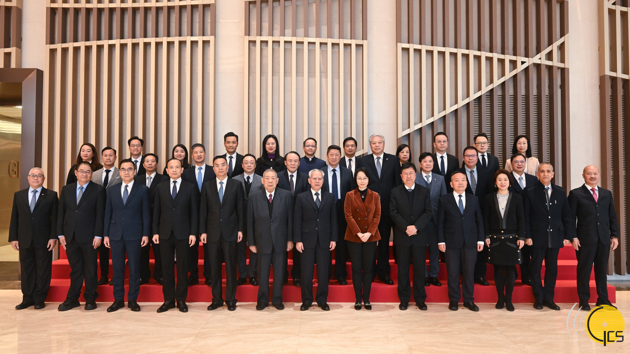 行政长官岑浩辉与澳区全国政协委员合影。