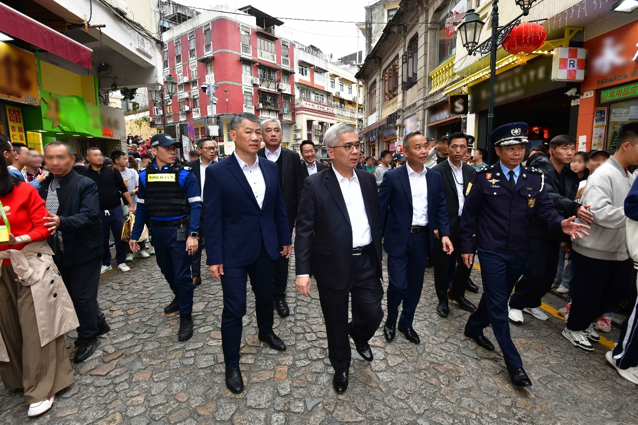 保安司司长巡视大三巴牌坊、新马路及议事亭前地一带，视察现场人流情况及分流措施