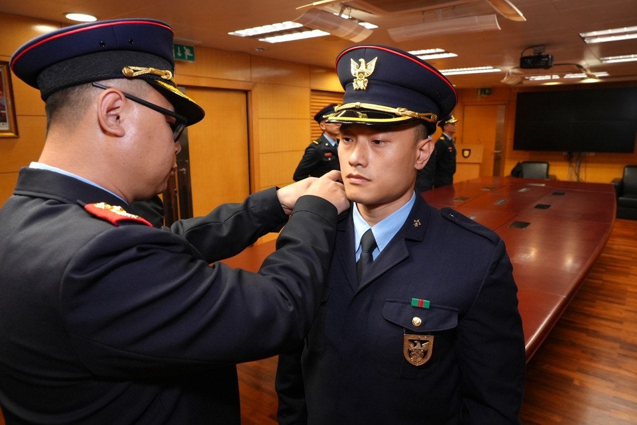 林俊生副局长为晋升人员戴上新肩章