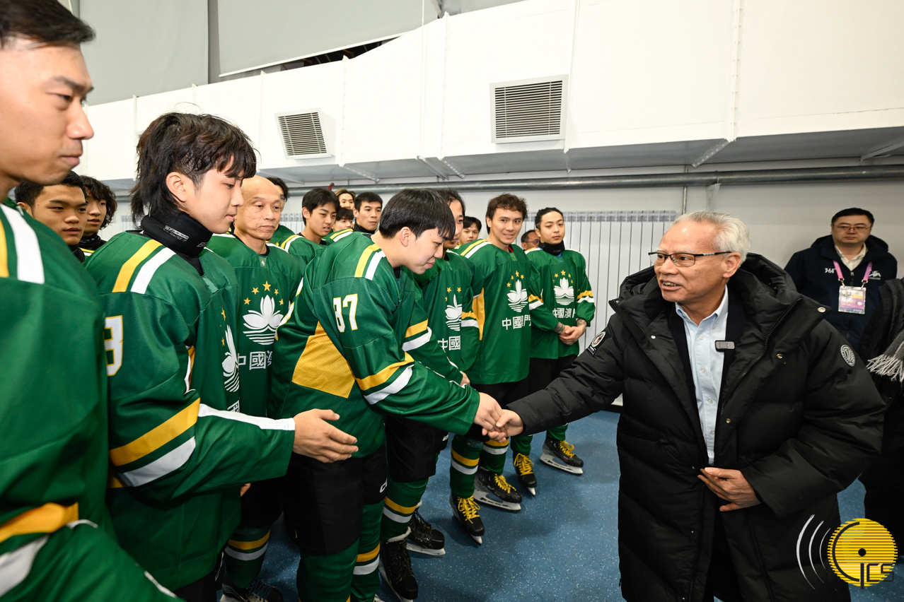 已抵达黑龙江的行政长官岑浩辉前往哈尔滨冰球馆，为出战第九届亚洲冬季运动会男子冰球项目的澳门运动员打气。