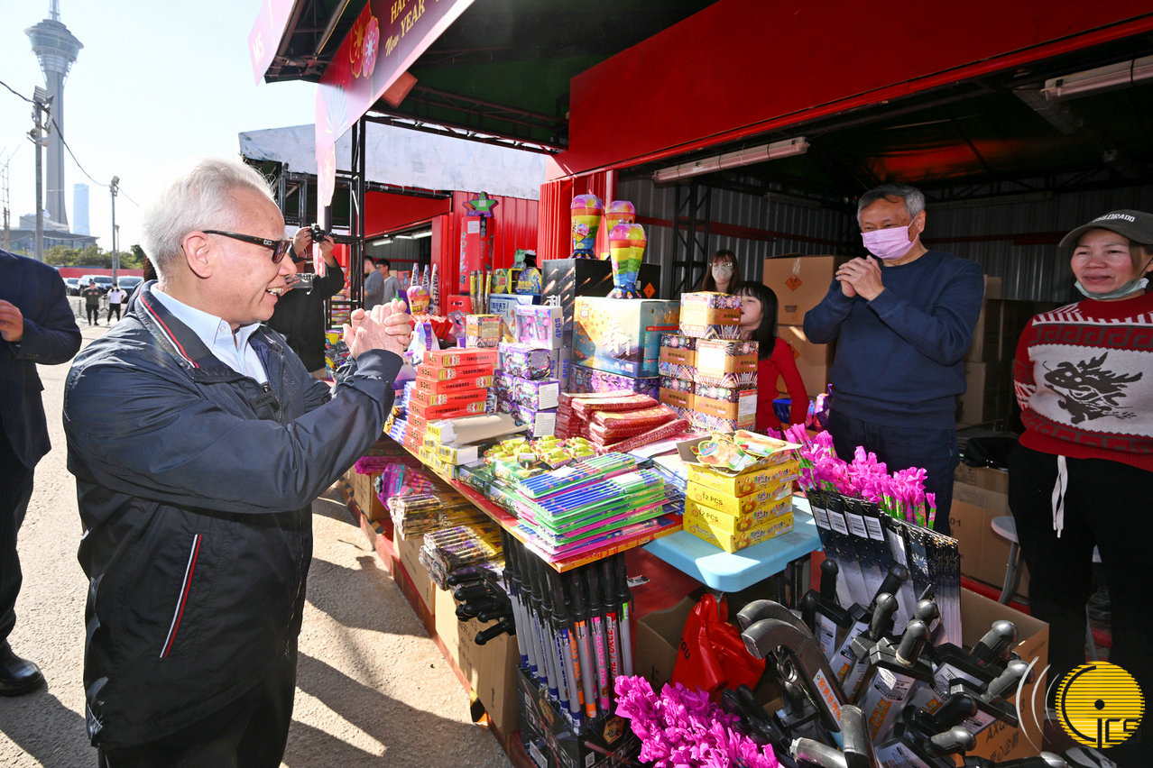 行政长官走访年宵市场及爆竹燃放区5.jpg