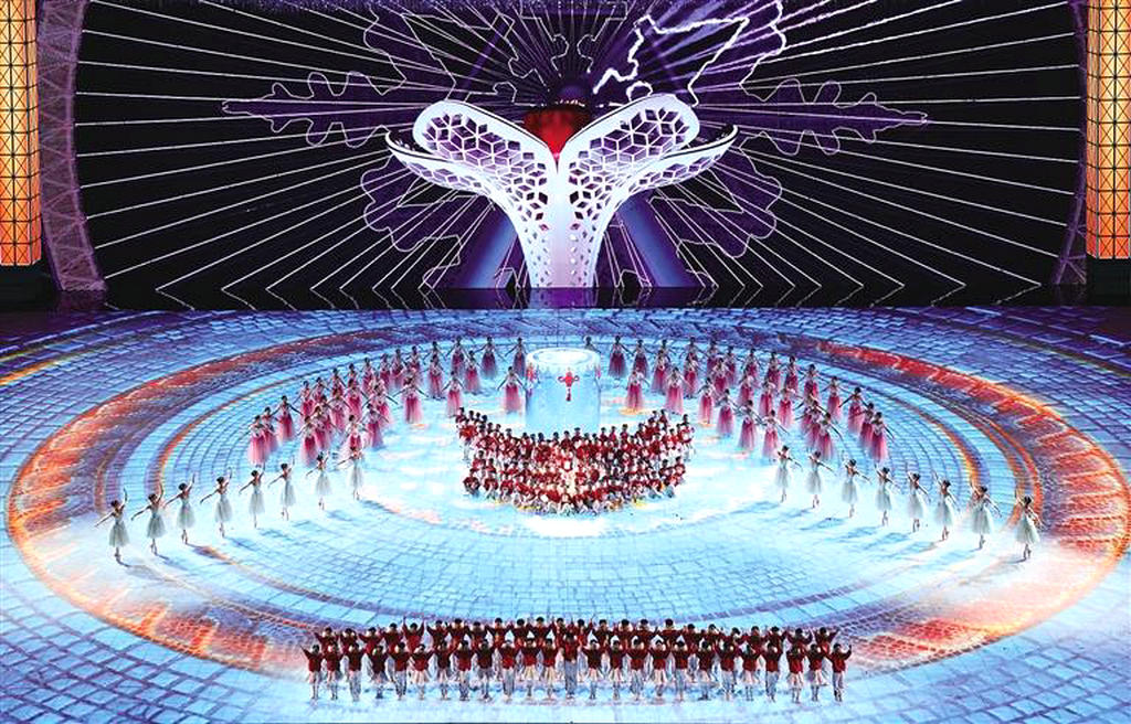 2月14日，亚冬会闭幕式上的主火炬熄灭后显示在主会场大屏幕上。.jpg
