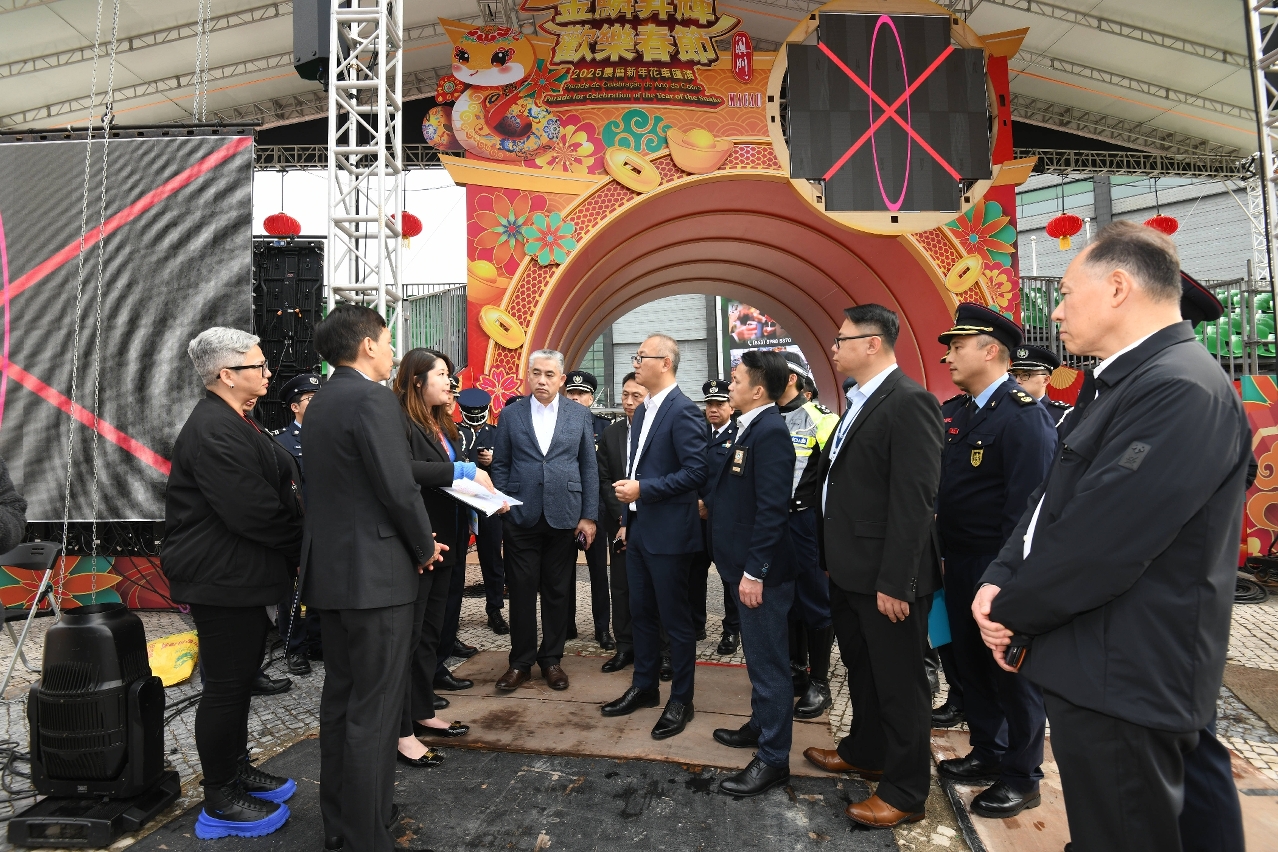 实地了解花车巡游活动的筹备情况