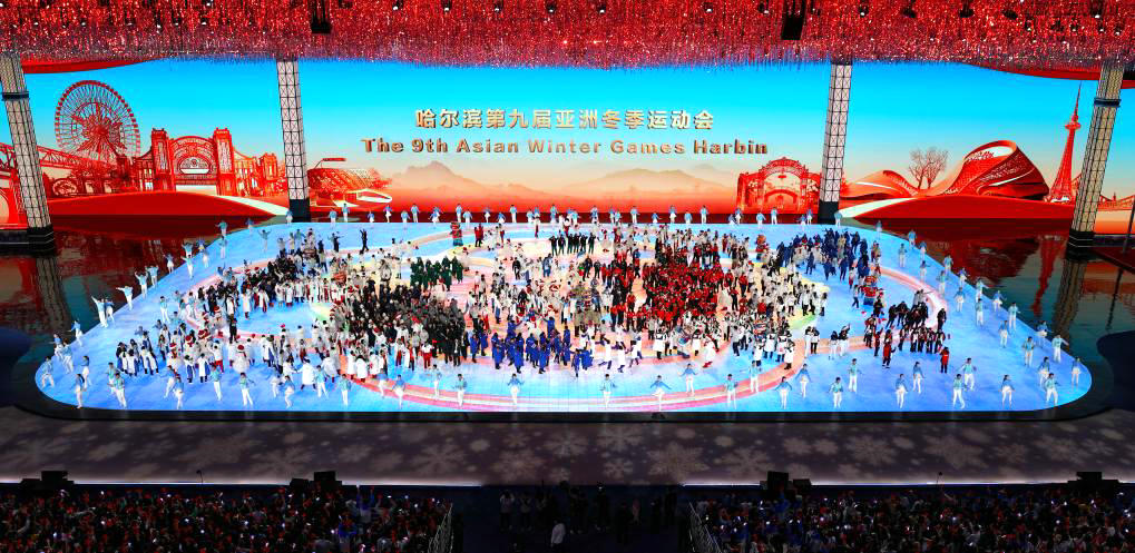 　2月14日，运动员、演员、志愿者在闭幕式上一起欢庆。新华社记者 陈益宸 摄.jpg