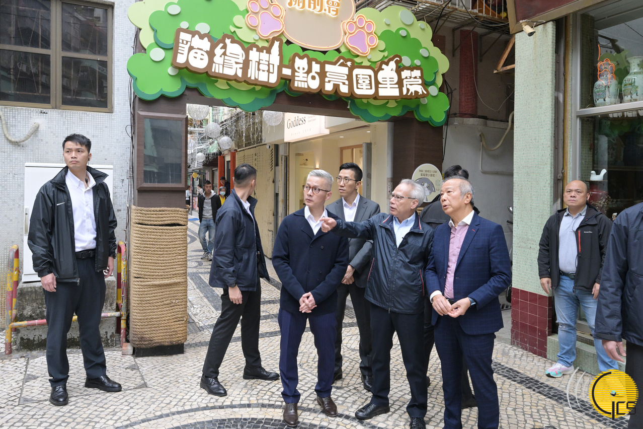 行政长官岑浩辉视察关前街、果栏街、十月初五街、康公庙前地一带，实地了解节日期间的商户营运及市面人流情况。