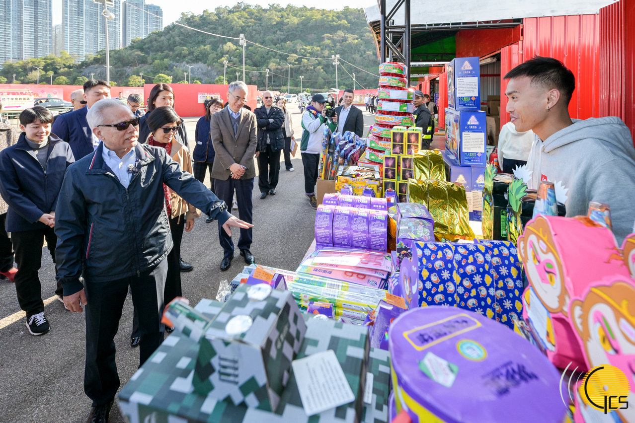 行政长官走访年宵市场及爆竹燃放区7.jpg