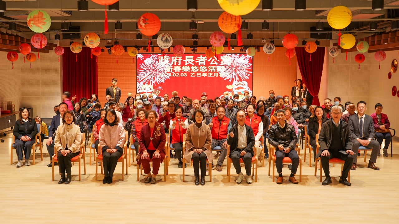 社会文化司司长柯岚与政府长者公寓住户合照