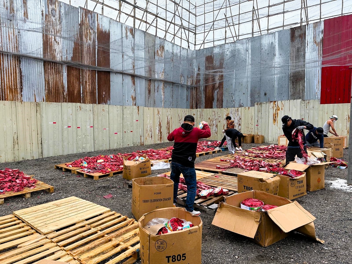 工作人员分批销毁燃放区剩余爆竹烟花及火箭